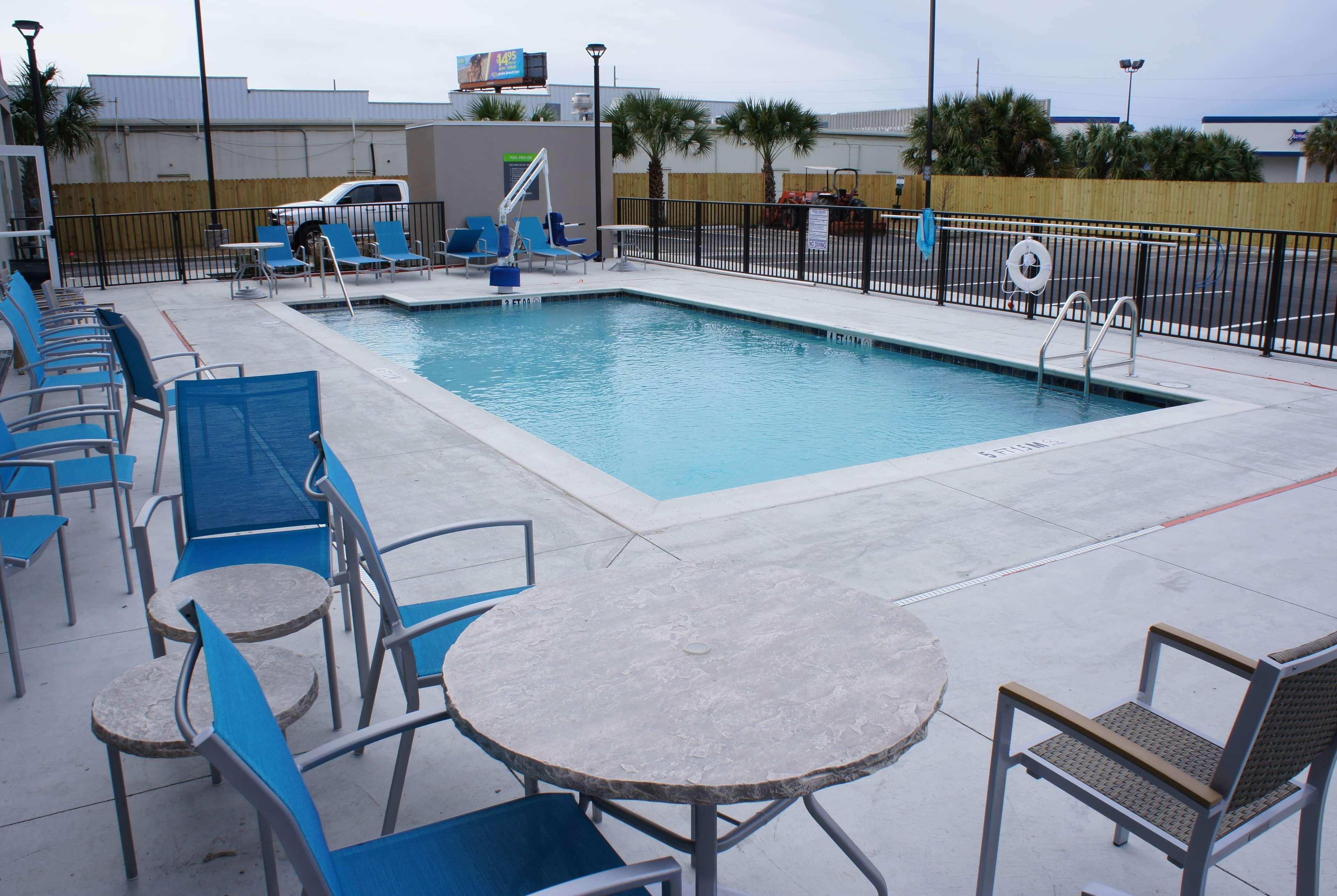 La Quinta By Wyndham Mobile Hotel Exterior foto